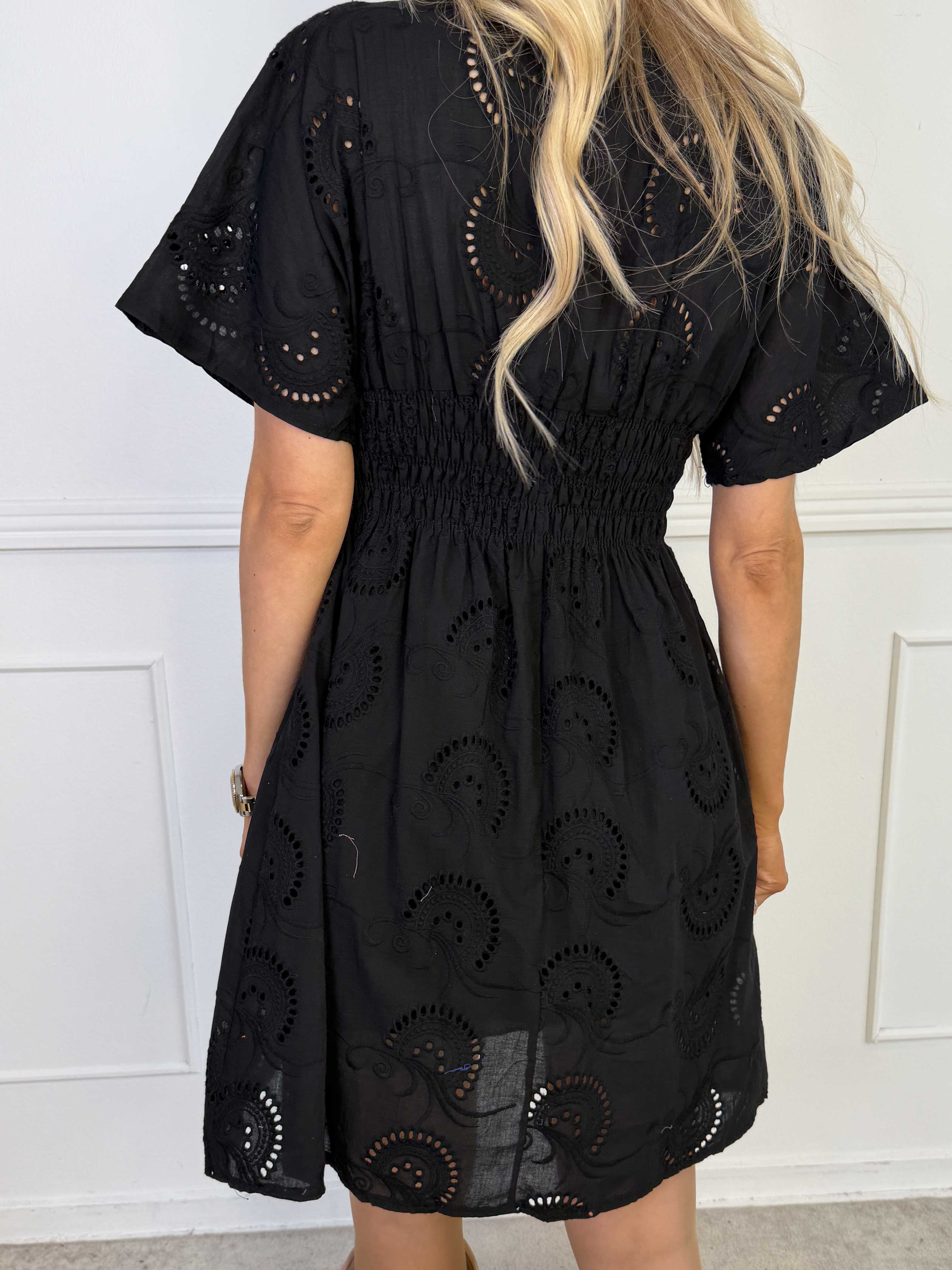 Pams Broderie Short - Kort kjole i broderie anglaise med smock i taljen
